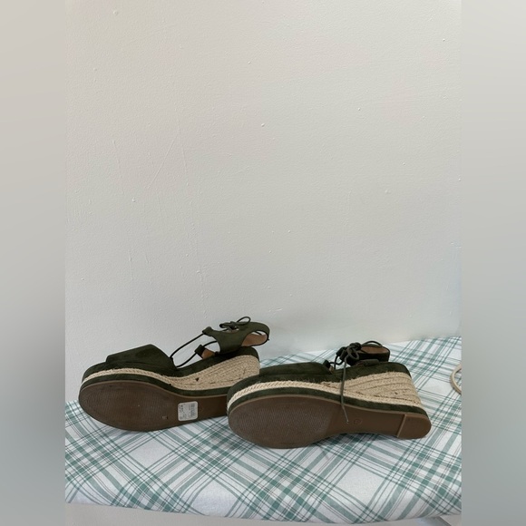 Elegant Green Suede Women's Sandals - Picture 4 of 4